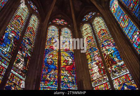 Gebeizte Gläser mit Jungfrau Maria (Verkündigung, Gnade, Krönung) in der Kathedrale Saint Etienne in Metz, Frankreich. Stockfoto