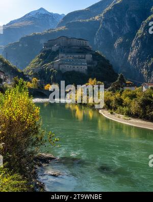 Das szenografische Fort Bard im Aostatal, Norditalien, an einem sonnigen Herbsttag. Stockfoto