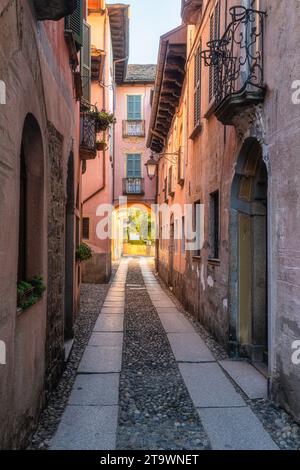 Malerische Besichtigung am späten Nachmittag in Orta San Giulio während der Herbstsaison. Provinz Novara, Piemont, Italien. Stockfoto