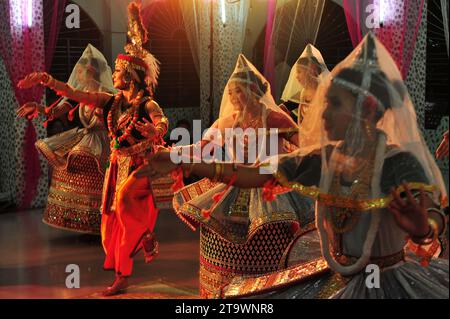 Sylhet, Bangladesch. November 2023. Manipuri-Mädchen tragen traditionelle Kleider und führen einen musikalischen Kunsttanz auf, um das Raas Leela-Festival am 26. November 2023 im Mirza Jungle Manipuri Rajbari in Sylhet, Bangladesch, zu feiern. (Foto: MD Rafayat Haque Khan/Eyepix Group/NurPhoto) Credit: NurPhoto SRL/Alamy Live News Stockfoto