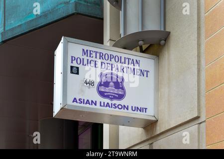 Beschilderung vor dem Metropolitan Police Department, Gebäude der asiatischen Liason Einheit in Washington DC Stockfoto