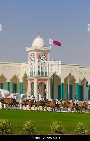 Katar, Doha, Emiri-Palast, Uhrturm, Kamelkavallerie, arabische Kamele, Dromedare, Menschen, Stockfoto