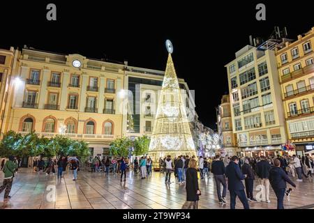 Malaga, Spanien - 25. November 2023: Weihnachtsbaum auf der Plaza de la Constitución, dem Platz der Verfassung von Malaga City, mit Menschen, die dekorativ sind Stockfoto