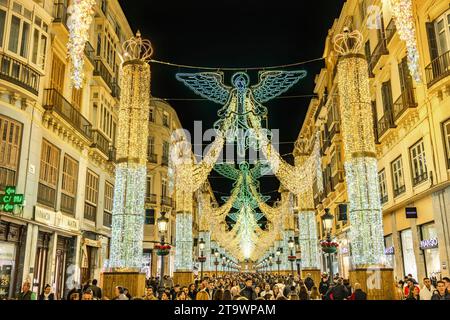 Malaga, Spanien - 25. November 2023: Engel auf weihnachtsbeleuchtung Dekoration auf der Larios Straße mit vielen Leuten, die die Show in Malaga, Andalusi, genießen Stockfoto