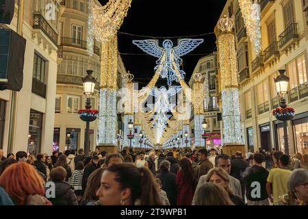 Malaga, Spanien - 25. November 2023: Engel auf weihnachtsbeleuchtung Dekoration auf der Larios Straße mit vielen Leuten, die die Show in Malaga, Andalusi, genießen Stockfoto