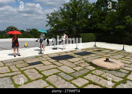 Washington, DC - 1. Juni 2018: Menschen in der Nähe des Grabes von John F. Kennedy auf dem Arlington National Cemetery. Stockfoto