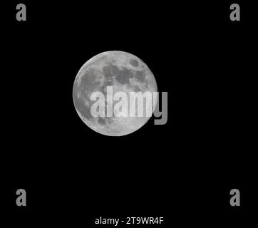 Newcastle, County Down, Nordirland, Großbritannien. November 2023. Mond im November oder Biber Moon sichtbar am helllichten Himmel über der Küste von County Down. Mond am frühen Abendhimmel um 18,35 GMT. Quelle: CAZIMB/Alamy Live News. Stockfoto