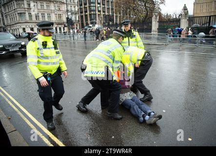 London, Großbritannien. November 2023. Just Stop Oil Demonstranten protestierten heute wieder in London. Sie begannen ihren Protest am Trafalgar Square und hielten dann vor der Downing Street an. Als sie versuchten, auf der Straße gegenüber dem Unterhaus zu sitzen, wurden sie schnell von der Met Police verhaftet und mit Handschellen gefesselt. Alle fünf Demonstranten wurden in Polizeiwagen mitgenommen. Die Höchststrafe für die vorsätzliche Blockierung einer Autobahn in England und Wales beträgt 51 Wochen Haft. Straftäter können ebenfalls mit Geldstrafen belegt werden. Quelle: Maureen McLean/Alamy Live News Stockfoto