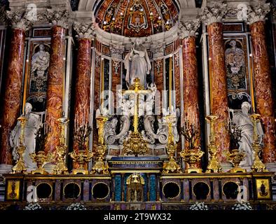 Altar Chiesa del Gesu Nuovo, New Jesus Church, Neapel, Italien, Italienisch, Schöne Kunst Die barocke Architektur wurde 1750 fertiggestellt. Stockfoto