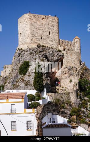 Die Burg von Olvera, eine maurische Burg, die im 12. Jahrhundert von Arabern auf einem strategischen Felsen erbaut wurde, der das weiß ummauerte Dorf Olvera in Andalusien dominiert. Stockfoto