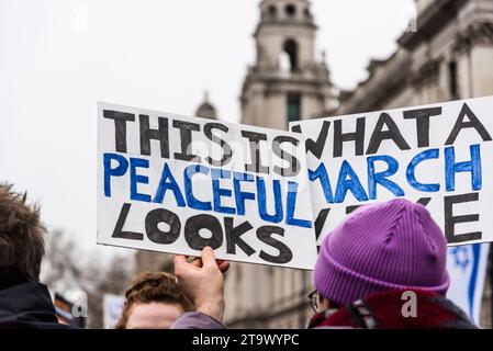 So sieht ein friedlicher Marsch aus wie Plakate, marschiert gegen Antisemitismus, Zehntausende Menschen protestieren gegen eine Zunahme von Hassverbrechen gegen je Stockfoto
