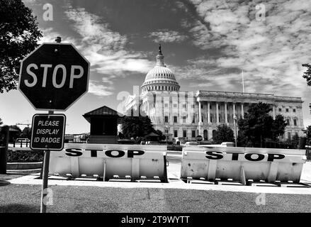 Washington, DC - 01. Juni 2018: Sicherheitsbarrieren und Stoppschild vor dem Kapitol der Vereinigten Staaten. Stockfoto