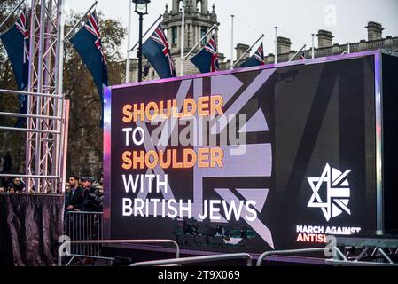 Schulter an Schulter mit britischen Juden neben der Bühne auf dem Parlamentsplatz, marschieren gegen den Antisemitismus, Zehntausende Menschen protestieren gegen diese Stockfoto