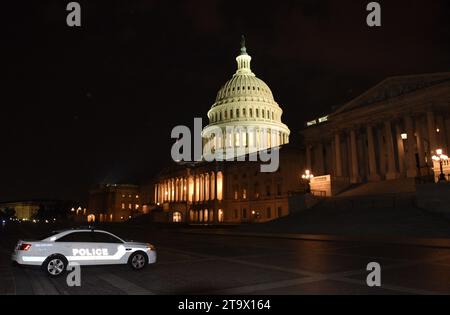 Washington, DC - 03. Juni 2018: Polizeiauto in der Nähe des Kapitols der Vereinigten Staaten bei Nacht. Stockfoto