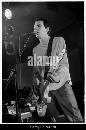 GARY LIGHTBODY, YOUNG, SNOW PATROL, 2001: Ein junger Gary Lightbody von Snow Patrol auf einer frühen Tour zur Unterstützung von Ash in der Great Hall der Cardiff University am 10. Mai 2001. Bild: Rob Watkins. INFO: Snow Patrol ist eine nordirisch-schottische Rockband, die für ihren emotionalen alternativen Rock-Sound bekannt ist. Sie wurden 1994 gegründet und erlangten weltweite Anerkennung mit Hits wie Chasing Cars und Run, die introspektive Texte mit anthemischen, atmosphärischen Melodien verschmelzen. Stockfoto