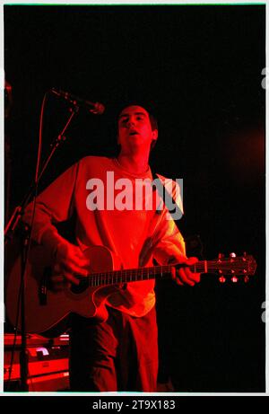 GARY LIGHTBODY, YOUNG, SNOW PATROL, 2001: Ein junger Gary Lightbody von Snow Patrol auf einer frühen Tour zur Unterstützung von Ash in der Great Hall der Cardiff University am 10. Mai 2001. Bild: Rob Watkins. INFO: Snow Patrol ist eine nordirisch-schottische Rockband, die für ihren emotionalen alternativen Rock-Sound bekannt ist. Sie wurden 1994 gegründet und erlangten weltweite Anerkennung mit Hits wie Chasing Cars und Run, die introspektive Texte mit anthemischen, atmosphärischen Melodien verschmelzen. Stockfoto