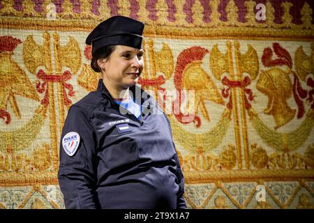 © Gerard Cambon/Le Pictorium/MAXPPP - Paris 8 27/11/2023 Stück de Theatre 'je me porte bien' sur les Violences faites aux femmes en Presence de Gerard Darmanin Credit: MAXPPP/Alamy Live News Stockfoto