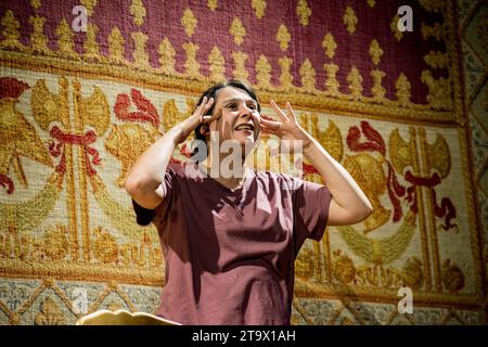 © Gerard Cambon/Le Pictorium/MAXPPP - Paris 8 27/11/2023 Stück de Theatre 'je me porte bien' sur les Violences faites aux femmes en Presence de Gerard Darmanin Credit: MAXPPP/Alamy Live News Stockfoto