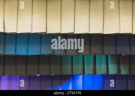 Theatervorhänge mit farbenfroher Beleuchtung, Hintergrundfoto Stockfoto