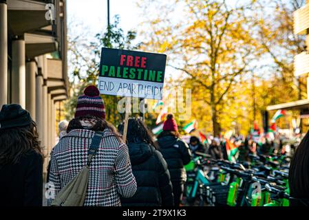 London, Vereinigtes Königreich - 25. November 2023: Nationaler Marsch für Palästina Stockfoto