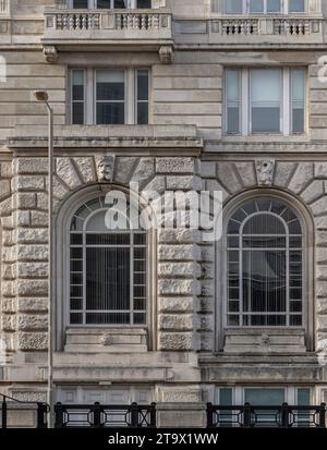 Liverpool, Großbritannien - 07. Oktober 2023 - der Glasfensterrahmen außerhalb des cunard-Gebäudes. Pier Head, Glasfenster und Wand, eine der drei Gnaden von Li Stockfoto