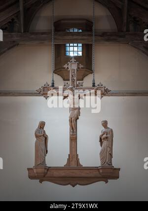 Liverpool, UK - 07. Oktober 2023 - The Rood, hängt über dem Altar. Jesus hängt am Kreuz und die Statuen der Jungfrau Maria und des Heiligen Johannes (der Evangelisten) Stockfoto