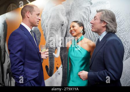 Der Prinz von Wales (links) spricht mit Ceawlin Thynn, 8. Marquess of Bath (rechts) und Emma Thynn, Marchioness of Bath bei den 11. Jährlichen Tusk Conservation Awards im Savoy Hotel, London. Bilddatum: Montag, 27. November 2023. Stockfoto