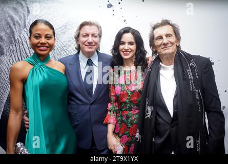 (Von links nach rechts) Emma Thynn, Marchioness of Bath, Ceawlin Thynn, 8. Marquess of Bath, Sally Wood und Ronnie Wood bei den 11. Jährlichen Tusk Conservation Awards im Savoy Hotel, London. Bilddatum: Montag, 27. November 2023. Stockfoto
