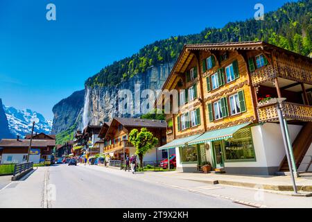 Traditionelle Schweizer Chalets entlang der Pfrundmatte und des Staubbachwasserfalls in Lauterbrunnen, Schweiz Stockfoto