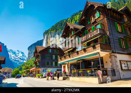 Traditionelle Schweizer Chalets entlang der Pfrundmatte in Lauterbrunnen, Schweiz Stockfoto