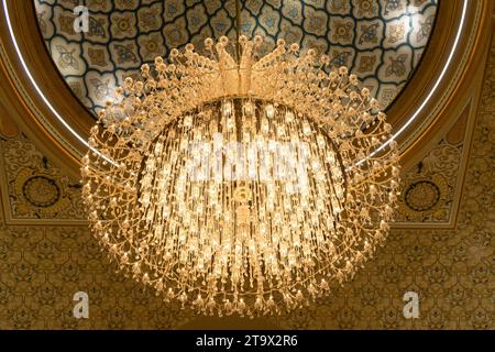 Abu Dhabi, VAE, 08.02.2020. Qasr Al Watan, einer der riesigen, schweren und unbezahlbaren Kronleuchter aus Swarovski-Kristallen. Stockfoto