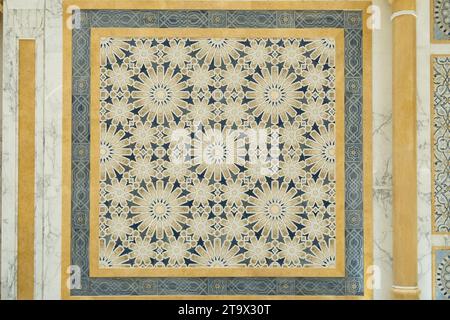 Abu Dhabi, VAE, 08.02.20. Arabischer Stil, Mosaik aus Granit und Marmor mit geometrischen Sternen- und Blumenmotiven, Mustern und goldenen Säulen in den Vereinigten Arabischen Emiraten Stockfoto