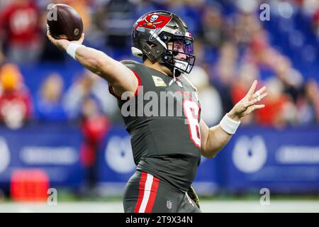 Indianapolis, Indiana, USA. November 2023. Tampa Bay Buccaneers Quarterback Baker Mayfield (6) während des Vorspiels gegen die Indianapolis Colts im Lucas Oil Stadium in Indianapolis, Indiana. Indianapolis besiegte Tampa Bay mit 27:20. John Mersits/CSM/Alamy Live News Stockfoto