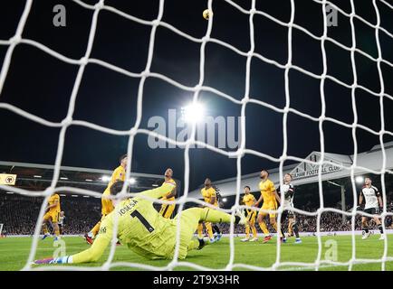 Jose Sa, Torhüter der Wolverhampton Wanderers, spart während des Premier League-Spiels in Craven Cottage, London. Bilddatum: Montag, 27. November 2023. Stockfoto