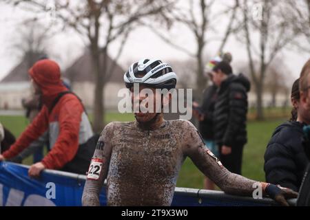 Dublin, Irland. November 2023. Sport Ireland Campus Sidney McGill aus Kanada erschöpft am Ziel des Frauen-Elite-Rennens. (Hugh de Paor/SPP) Credit: SPP Sport Press Photo. /Alamy Live News Stockfoto