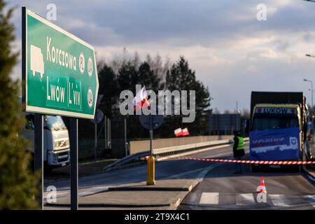 Vertreter der polnischen verkehrsgewerkschaft streiken und blockieren den Lkw-Verkehr in Korczowa, dem Grenzübergang zwischen Polen und der Ukraine am 27. November 2023. Der Streik der Union, um die Neuaushandlung von Verkehrsabkommen zwischen der Ukraine und der Europäischen Union zu fordern. Korczowa ist der vierte Einsatzort. Die Demonstranten erlauben nur 4 LKWs pro Stunde, ohne humanitäre und militärische Hilfe sowie empfindliche Chemikalien- und Nahrungsmittelgüter. Der Streik begann am 6. November. Nach Angaben der Fahrer dauert die Warteschlange bis zur Überquerung Korczowa mehr als 10 Tage. (Foto: Dominika Zarzycka/SIPA USA) Stockfoto