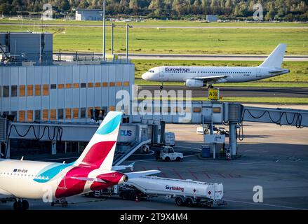 Flughafen Düsseldorf, Eurowings Aircraft, auf dem Rollweg, Terminal A Passagierbrücke Stockfoto