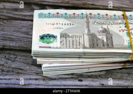 Stapel von Ägypten Geldscheine von 200 EGP LE, 100 und 50 EGP LE Zweihundert, hundert ägyptische und fünfzig Pfund Geldscheine, Egyp Stockfoto