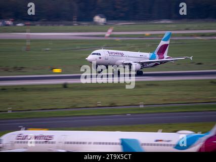 Flughafen Düsseldorf, Eurowings Airbus A319-100, D-ASTX, bei Landung, Stockfoto