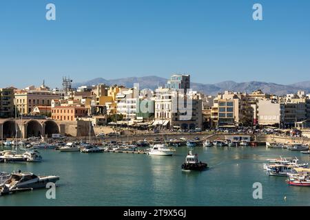Heraklion, Kreta - Griechenland - 21. September 2023: Der Hafen von Heraklion an einem schönen sonnigen Morgen. Heraklion, Kreta, Griechenland. Stockfoto