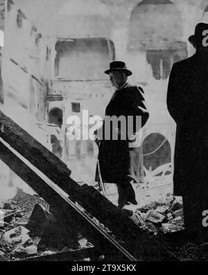 Die Nacht vom 10. Mai 1941 war mondhell und klar und bot der Luftwaffe Gelegenheit, London während des Zweiten Weltkriegs zu bombardieren. Westminster Abbey, British Museum, Büros und Häuser wurden während der Luftangriffe getroffen oder verbrannt. Premierminister Winston Churchill inspiziert die Ruinen eines Teils der ebenfalls beschädigten Parlamentsgebäude. Stockfoto
