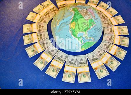 Real $23.000 US-Dollar, in $100 Scheinen Bargeld, organisiert und umwickelt mit $1.000 Bankbändern, Money Makes the World Go Round, Browntown WI, USA Stockfoto
