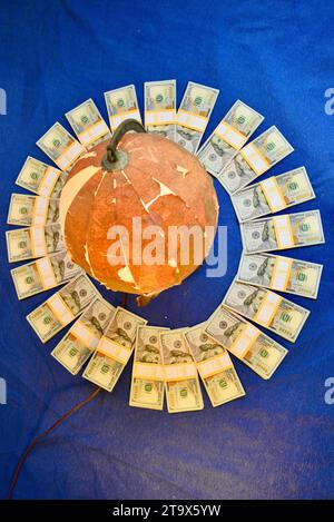 Real $23.000 US-Dollar, in $100 Scheinen Bargeld, organisiert und umwickelt mit $1.000 Bankbändern, Money Makes the World Go Round, Browntown WI, USA Stockfoto