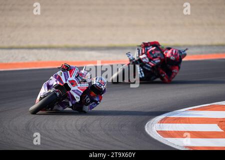 Johan Zarco aus Frankreich und Prima Pramac Racing (vorne) und Maverick Vinales aus Spanien und Aprilia Racing (hinten) fahren während der Rennsession des Stockfoto