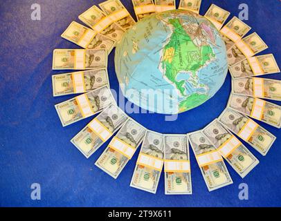 Real $23.000 US-Dollar, in $100 Scheinen Bargeld, organisiert und umwickelt mit $1.000 Bankbändern, Money Makes the World Go Round, Browntown WI, USA Stockfoto