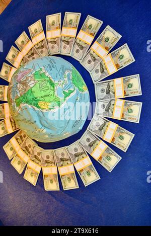 Real $23.000 US-Dollar, in $100 Scheinen Bargeld, organisiert und umwickelt mit $1.000 Bankbändern, Money Makes the World Go Round, Browntown WI, USA Stockfoto