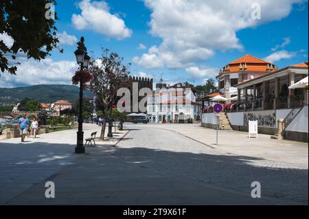Ponte de Lima, Portugal - 29. Juni 2023: Menschen, die im Stadtzentrum von Ponte de Lima, Nordportugal, Blick auf die Geschäfte, Cafés, selektiver Fokus Stockfoto