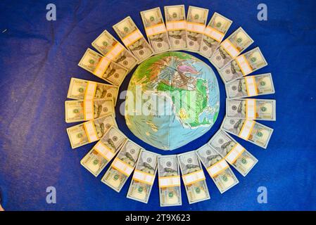 Real $23.000 US-Dollar, in $100 Scheinen Bargeld, organisiert und umwickelt mit $1.000 Bankbändern, Money Makes the World Go Round, Browntown WI, USA Stockfoto