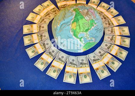 Real $23.000 US-Dollar, in $100 Scheinen Bargeld, organisiert und umwickelt mit $1.000 Bankbändern, Money Makes the World Go Round, Browntown WI, USA Stockfoto