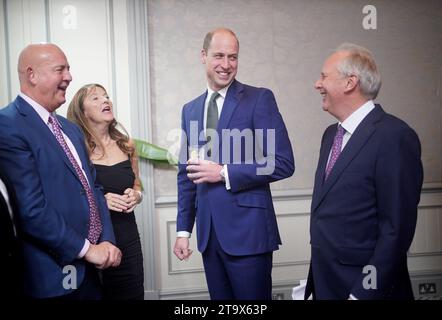 Der Prince of Wales (2. Rechts) spricht mit Gästen wie Tusk Chief Executive Charles Mayhew (rechts) bei den 11. Jährlichen Tusk Conservation Awards im Savoy Hotel, London. Bilddatum: Montag, 27. November 2023. Stockfoto